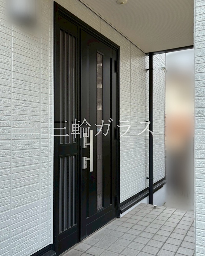 名古屋市の中古住宅リフォーム前の古いアルミ製玄関ドア