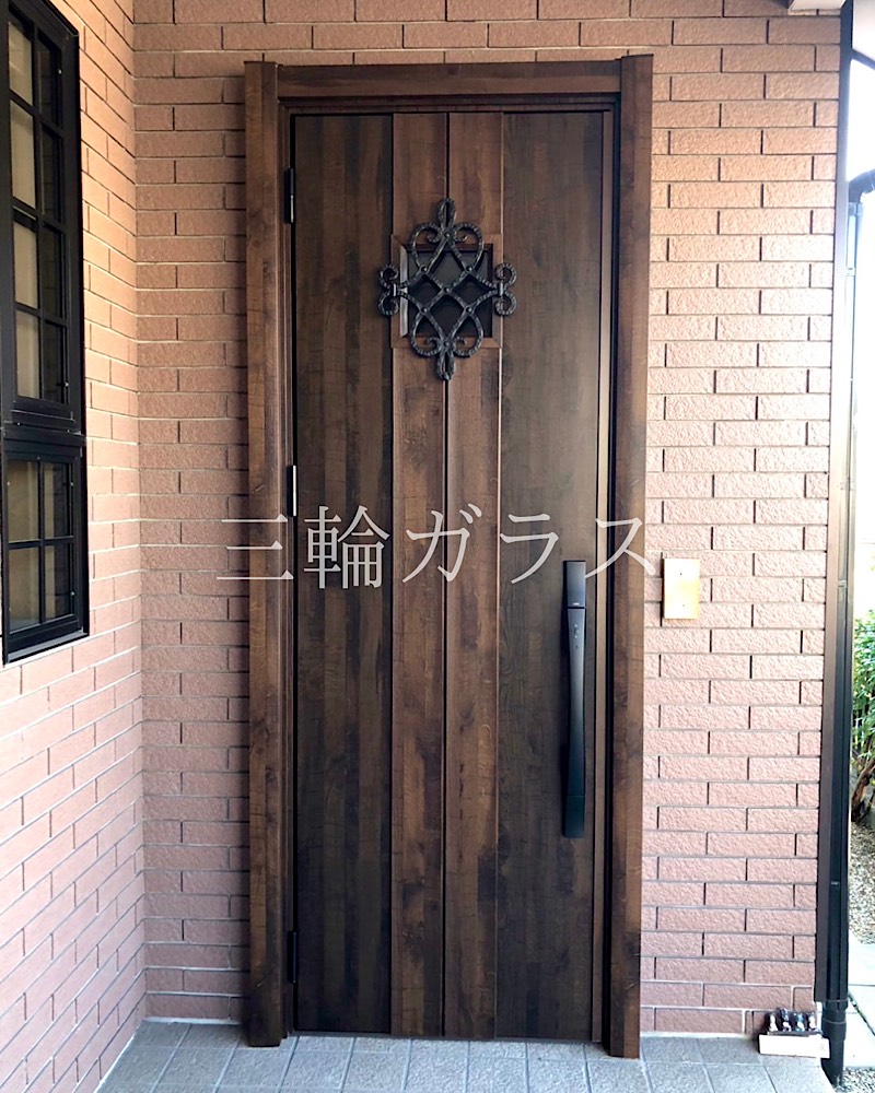 豊田市で電子錠にしたいという50代の方からリクシルリシェントで玄関ドアリフォームしました。