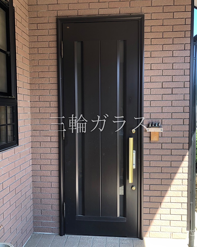 豊田市で電子錠にしたいという50代の方からリクシルリシェントで玄関ドアリフォームしました。