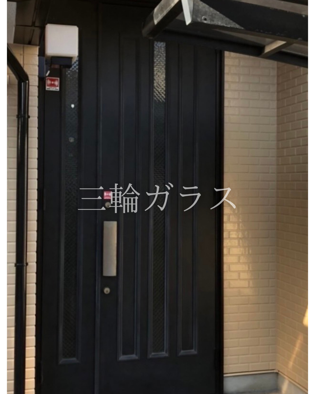 名古屋市の築30年戸建て、リフォーム前の古い黒い玄関ドア。高さ2600mmのハイサイズ。