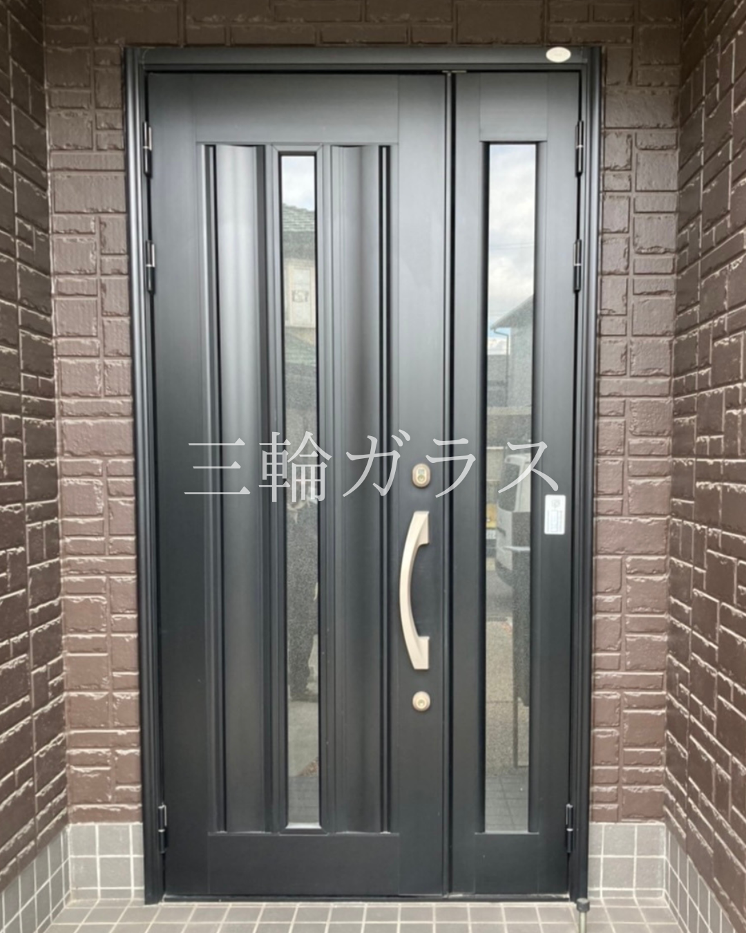 みよし市のトヨタホーム築24年、リフォーム前の黒いアルミ製親子玄関ドア