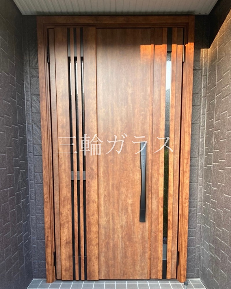 LIXILリシェント玄関ドア3（M83型・ハンドダウンチェリー）に交換後の玄関