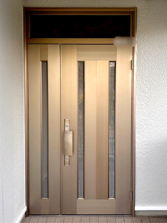 古くなったランマ付きアルミ製の玄関ドア