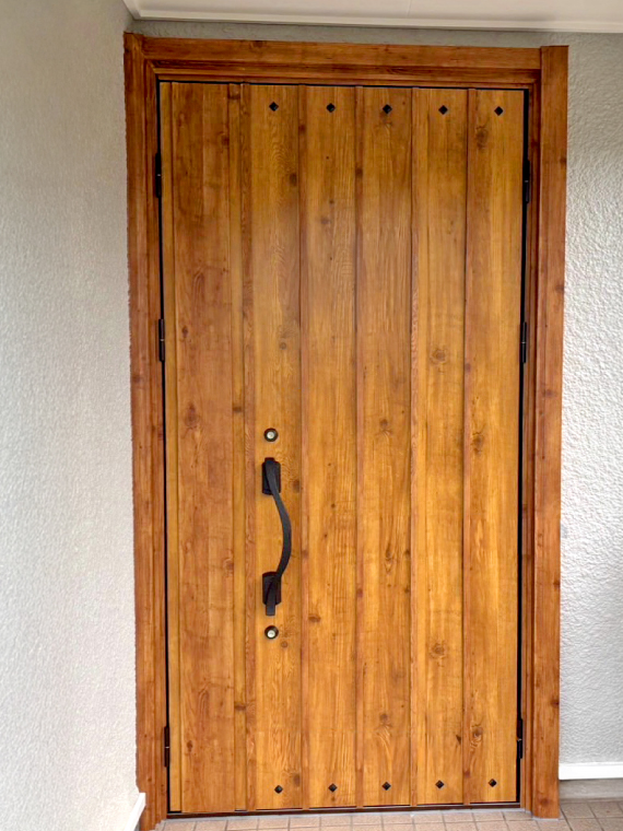 木のぬくもりを感じる片開きドアにリフォーム