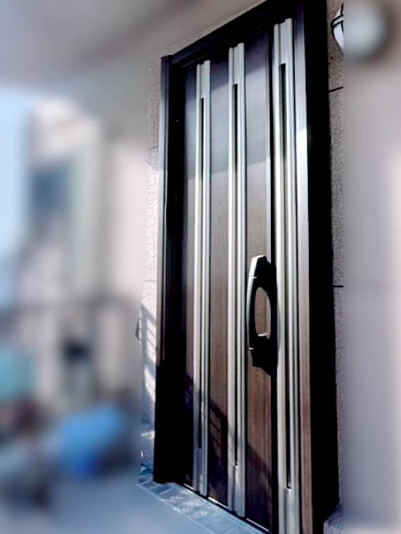 断熱性能がアップした新しいアルミ製玄関ドアへとリフォーム