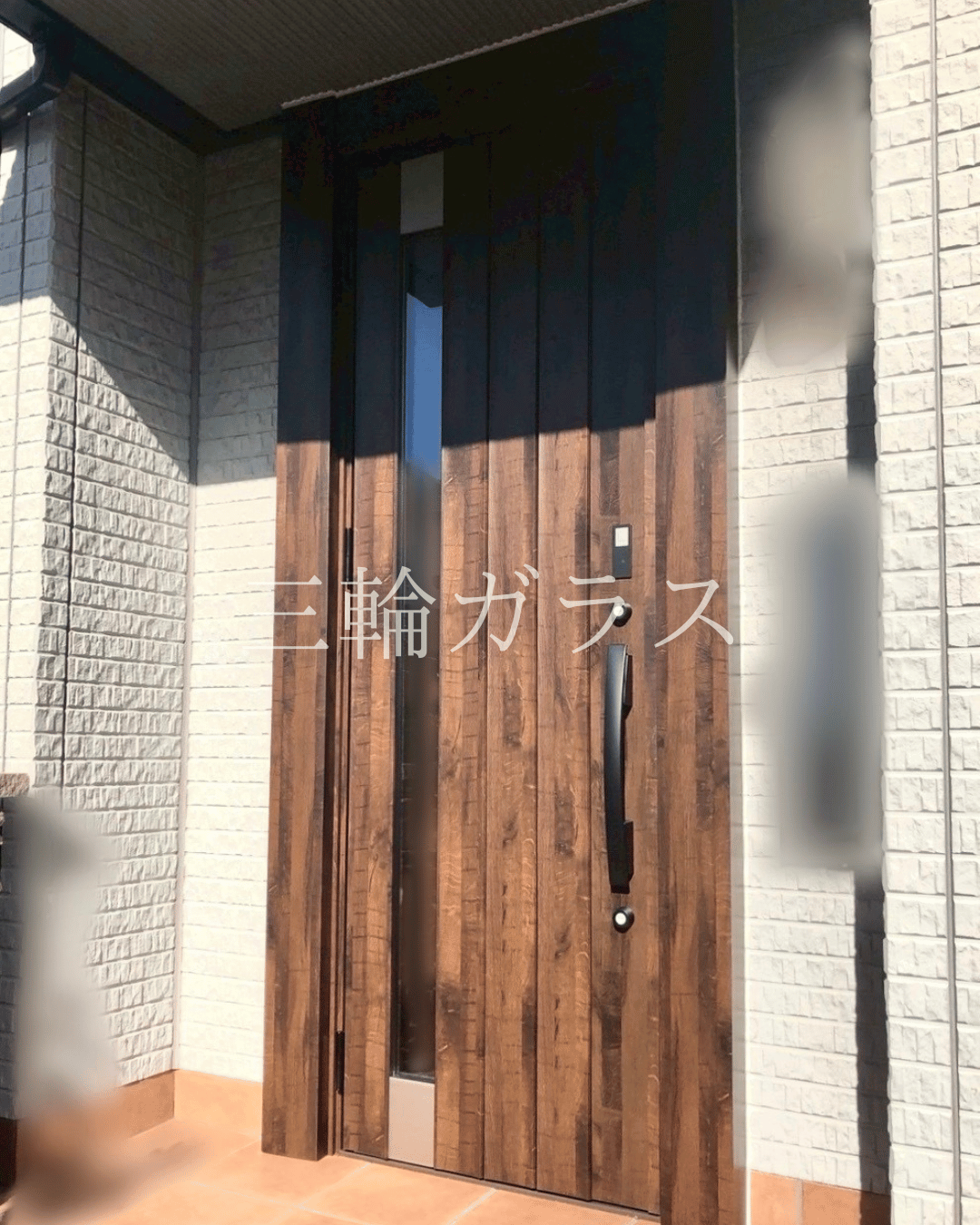 愛知県みよし市で行われた内装・窓リフォームに伴う玄関ドア交換工事の施工後写真。LIXILリシェント玄関ドア3（断熱仕様k4、P77型）のアンティークオーク色。木目調の重厚感ある片開きドアが白い外壁と美しく調和している。