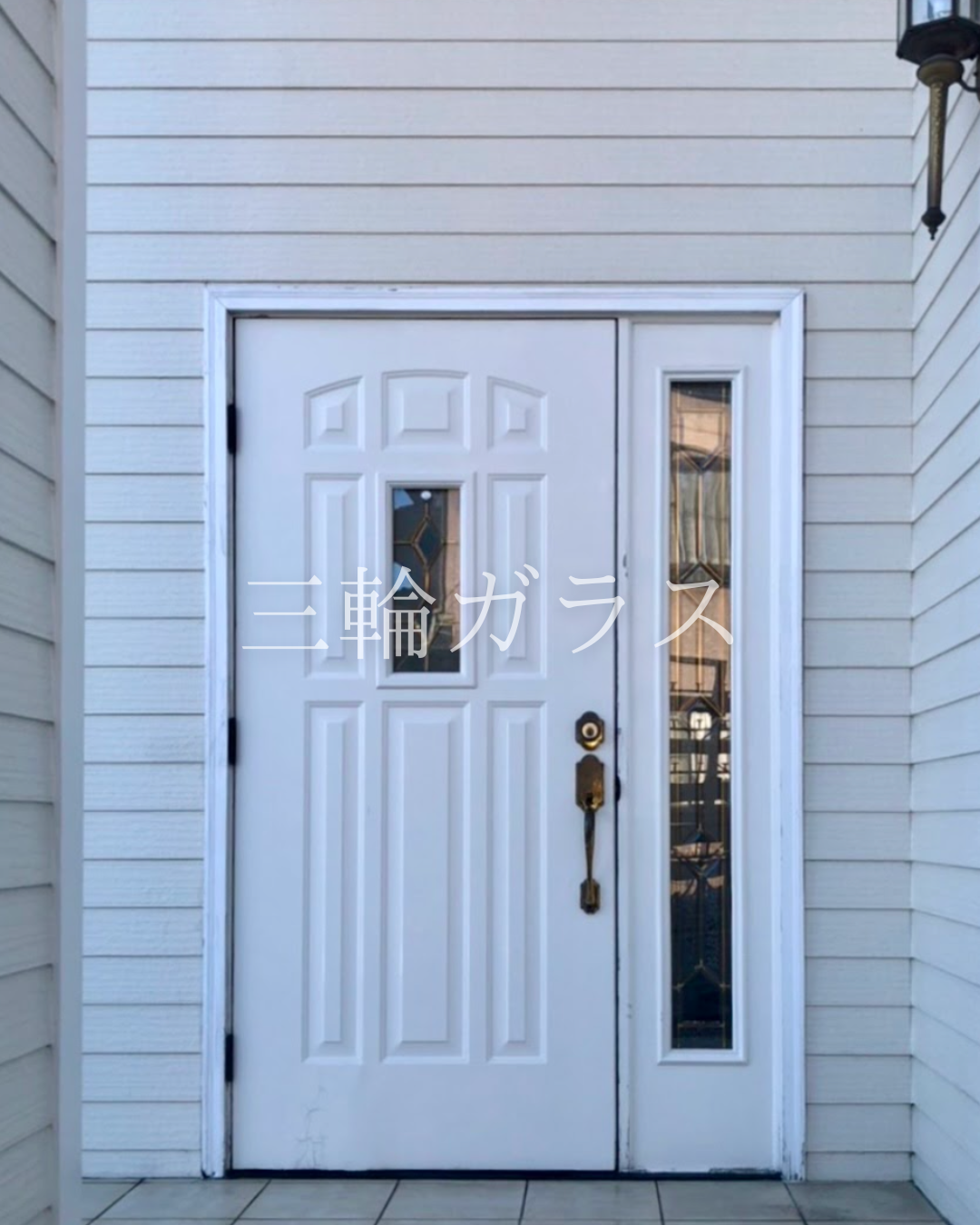 築23年の輸入住宅にある、中央とサイドにガラスが入った白い親子玄関ドアの施工前写真