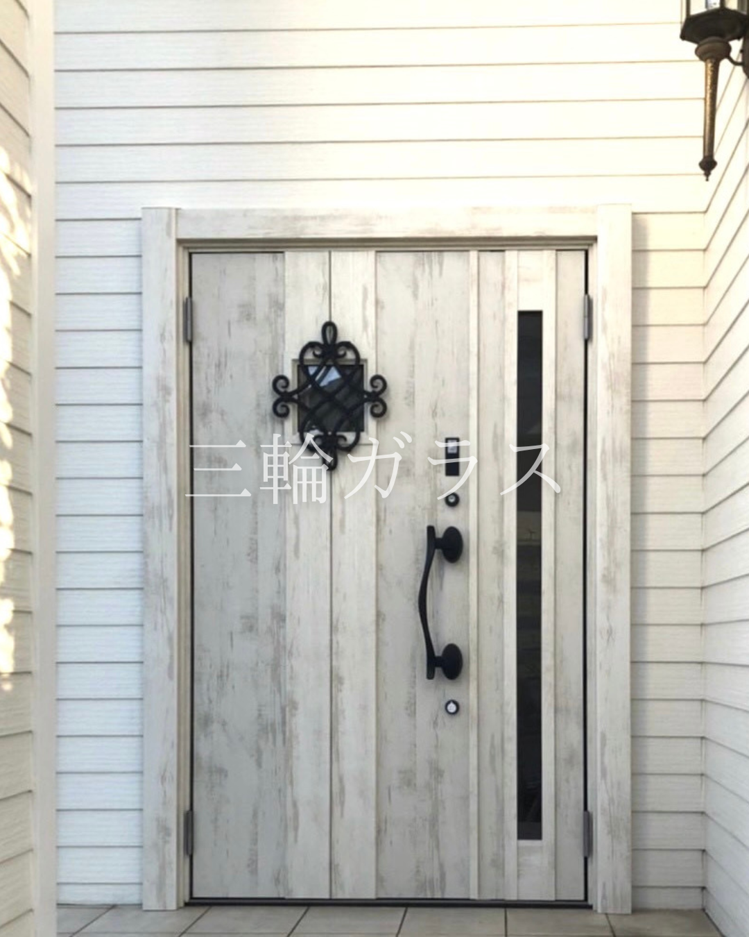 LIXILリシェントD77型エクリュアイボリーの親子ドア。鋳物飾りの小窓と縦長ガラスがおしゃれな玄関交換後