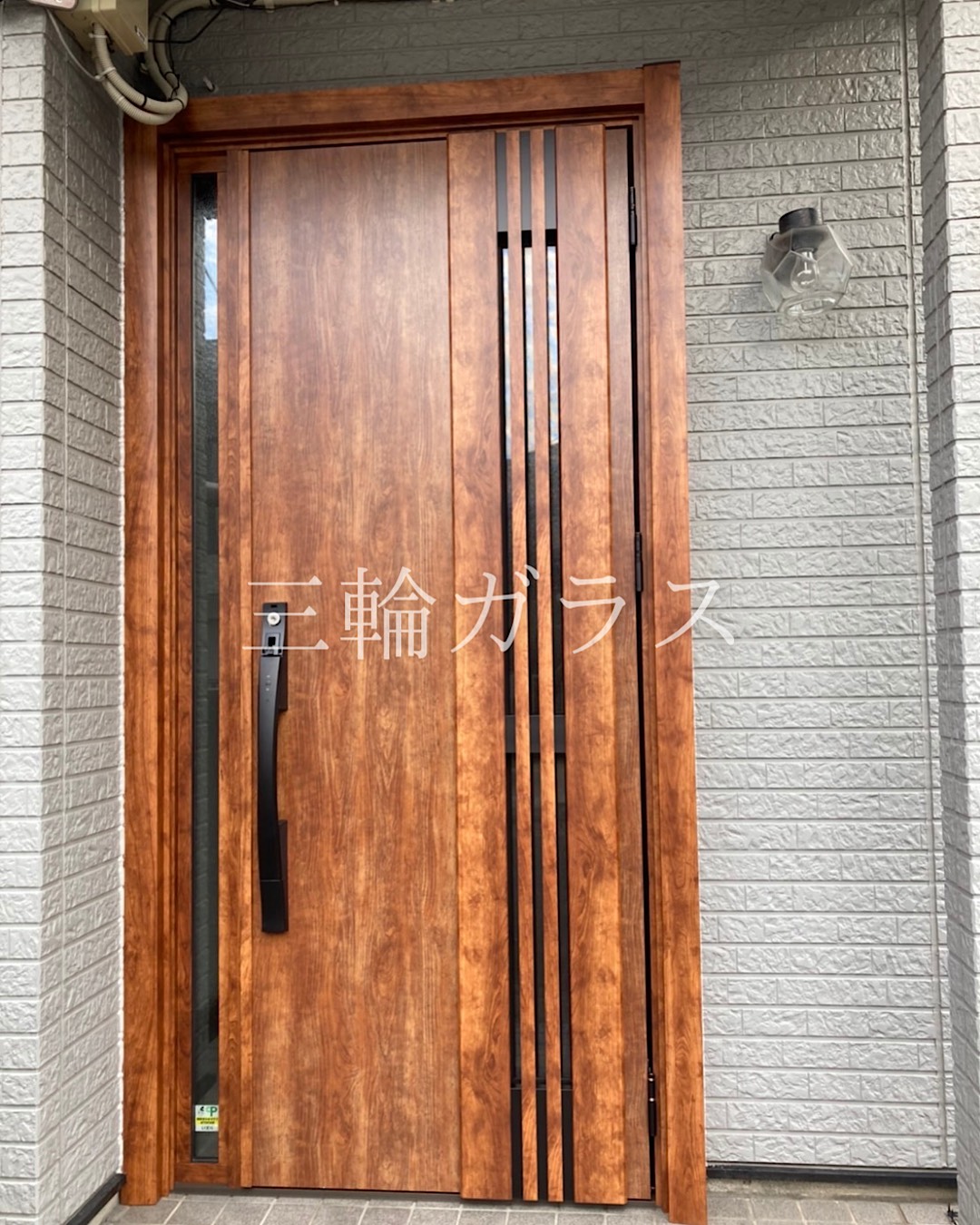 名古屋市での玄関リフォーム後。LIXILリシェント玄関ドア3（断熱仕様K4・M83型・ハンドダウンチェリー色・片袖ドア・タッチキー付き）袖ガラスは防犯合わせガラス（型）