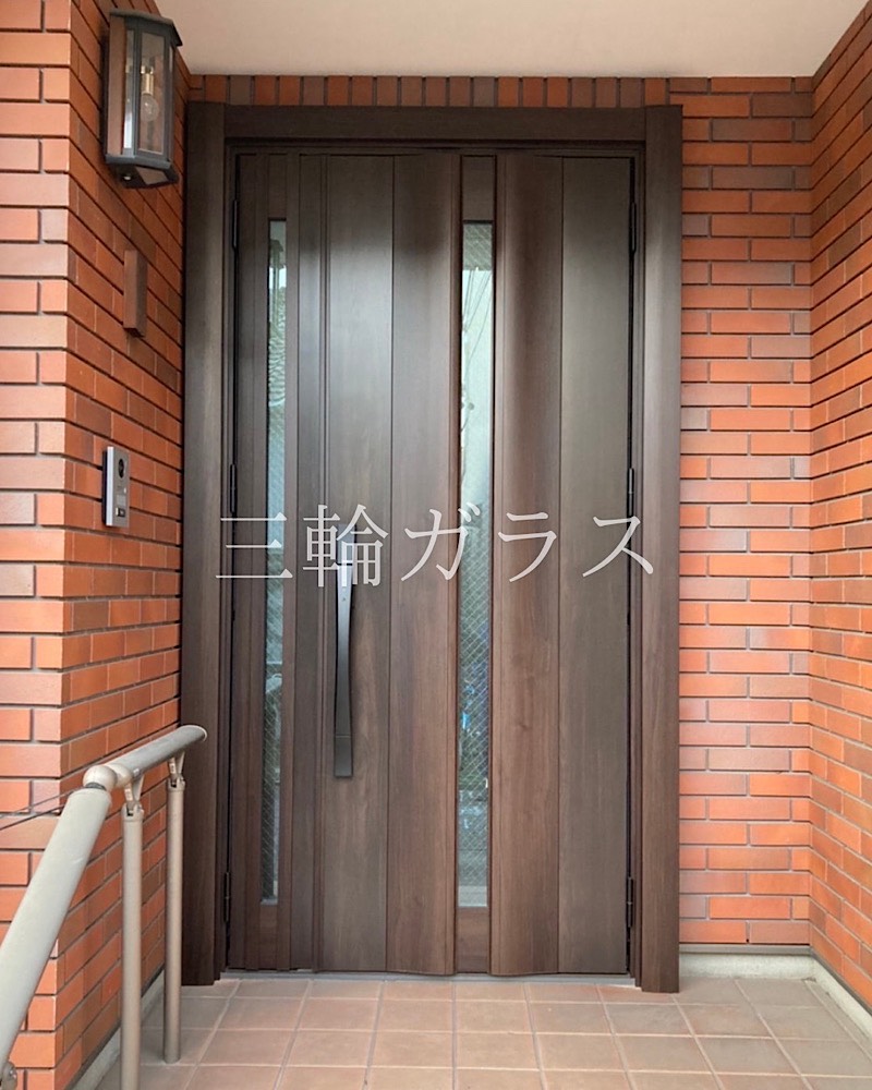 施工前後の比較：防火地域対応の防火戸で重厚感あるクリエダーク色に一新