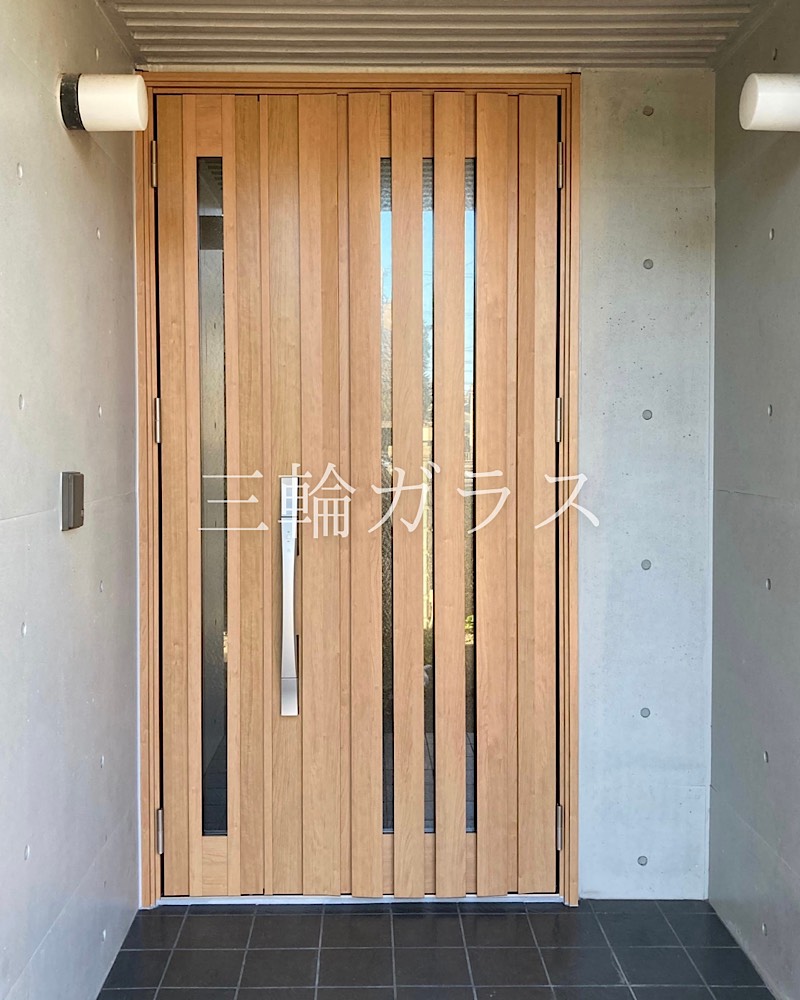 名古屋市の築27年RC造の造作木製ドアをLIXILリシェント玄関ドアでリフォームしました。