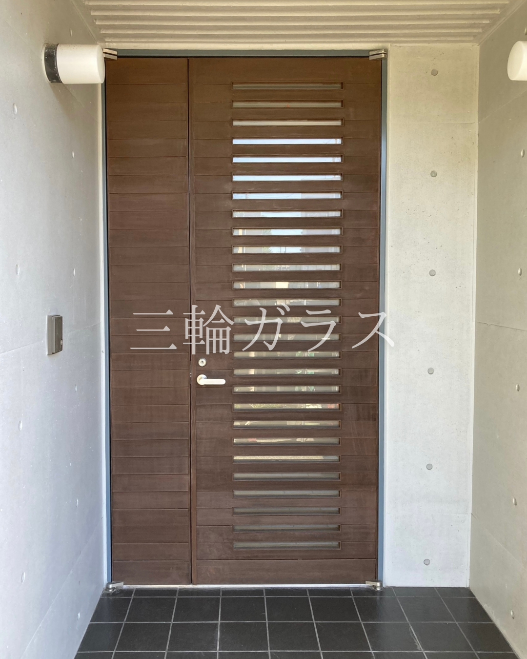 名古屋市の築27年RC造の造作木製ドアをLIXILリシェント玄関ドアでリフォームしました。