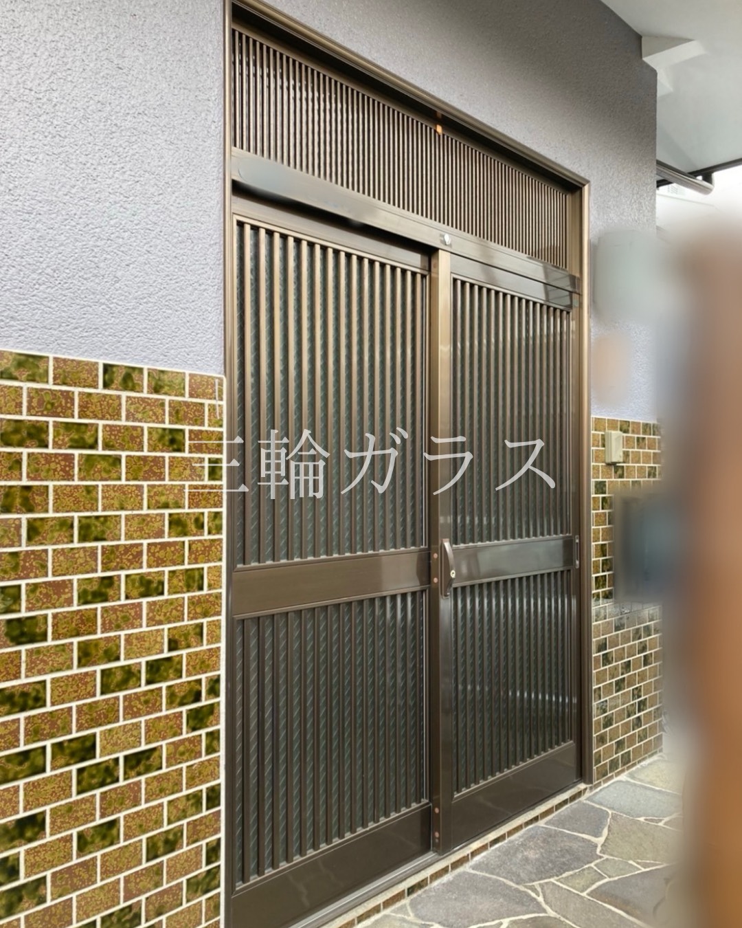 築45年木造住宅の施工前アルミ製ランマ付き玄関引戸