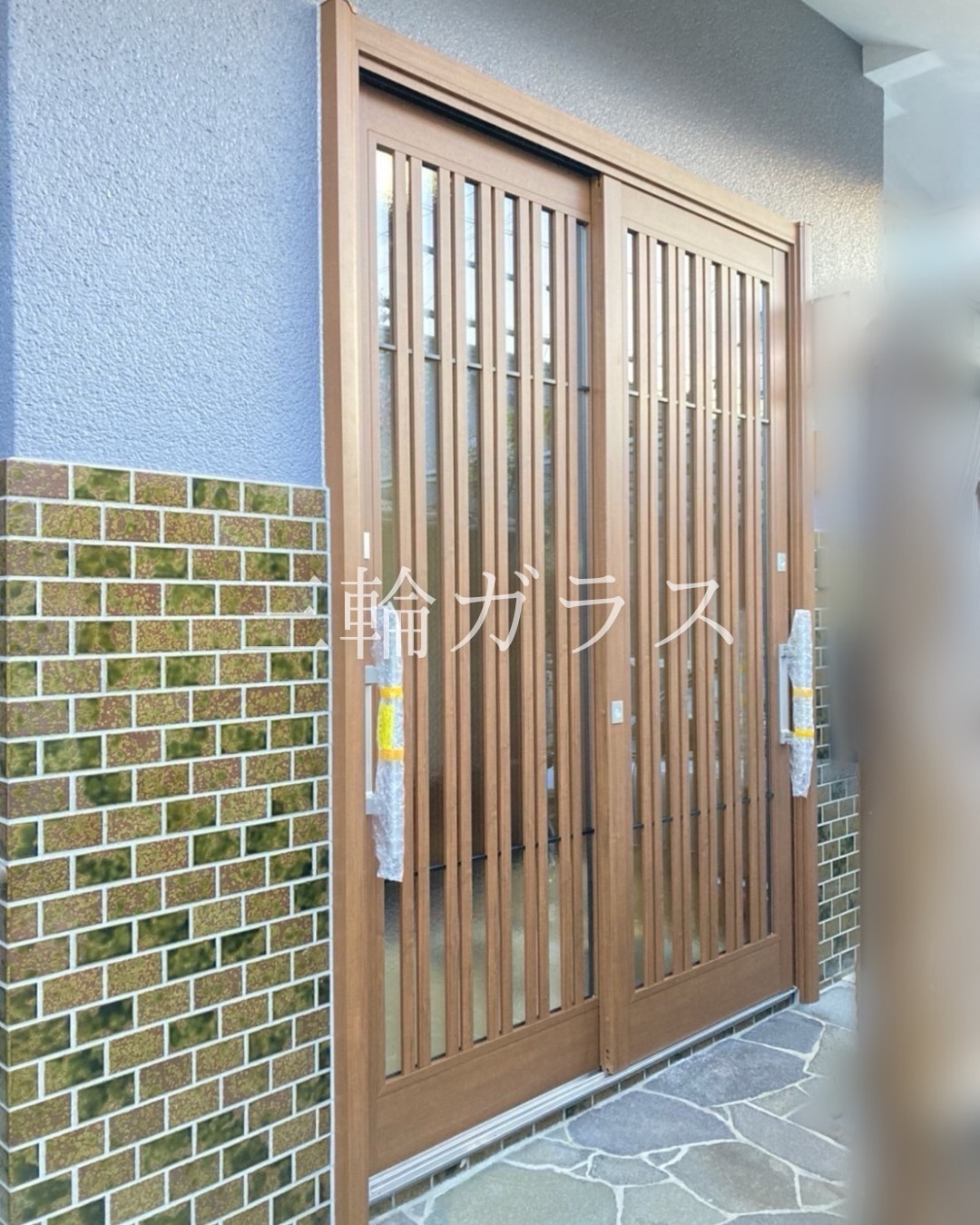 YKK AP ドアリモ D30 C17型キャラメルチークに交換された玄関引戸