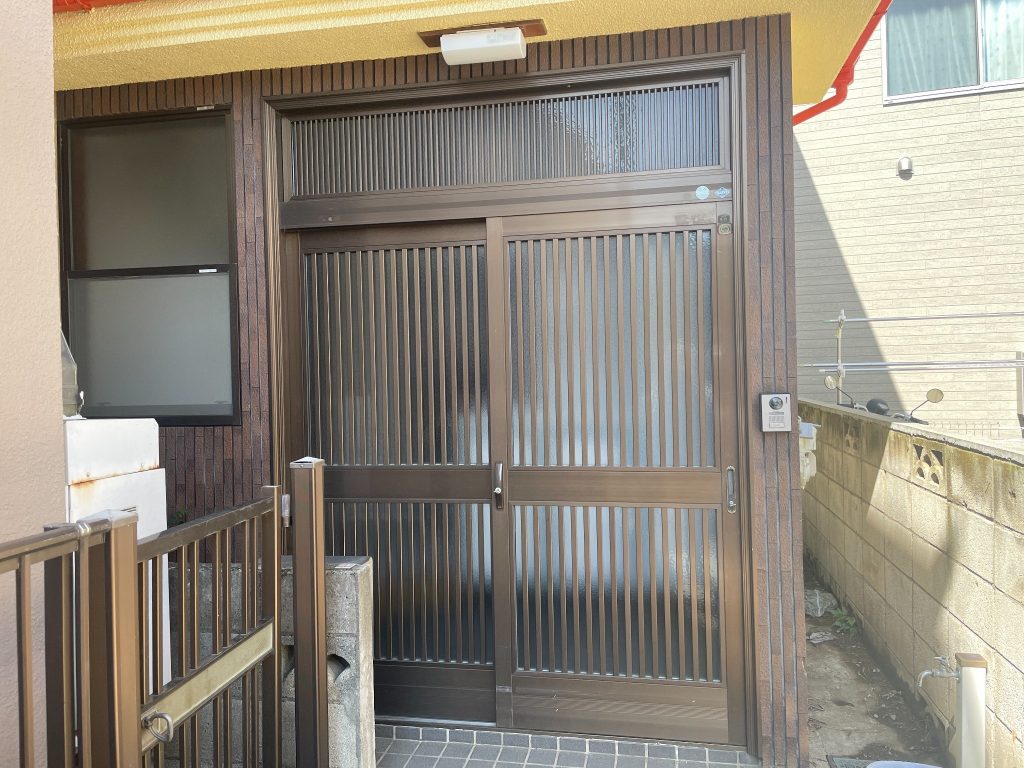 交換前の古い玄関引き戸