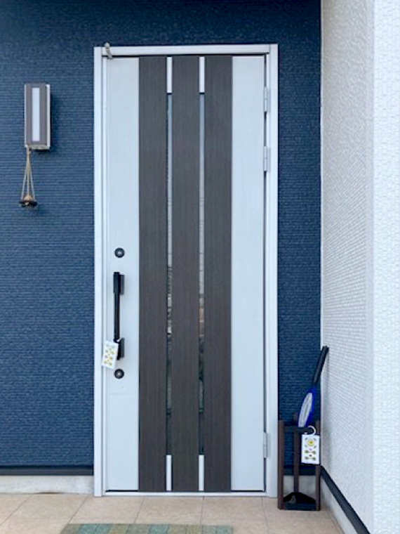 変わったデザインの片開き玄関ドア