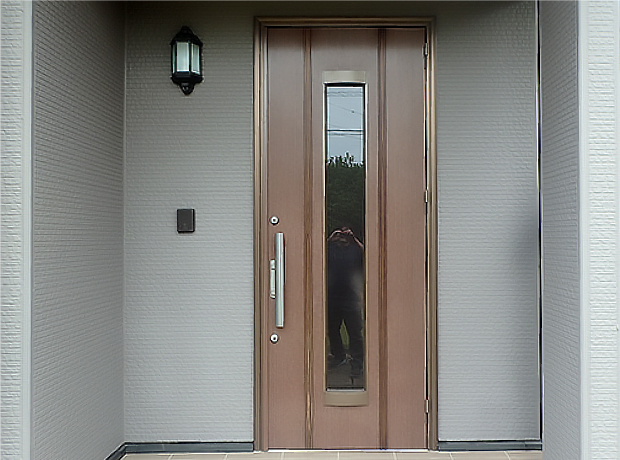 施工前のブラウン色をしたアルミ製の片開きドア