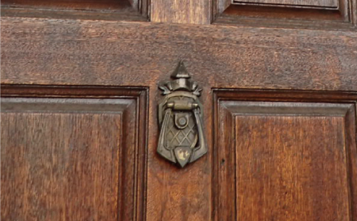 ドアスコープが設置されている玄関ドア