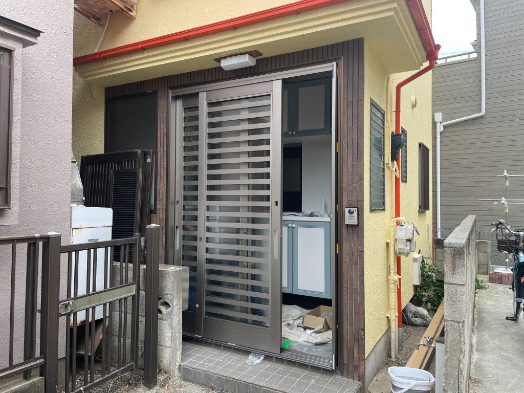 施工中の新しい玄関引き戸