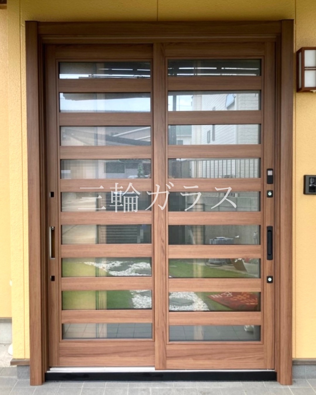 大府市で施工完了したLIXILリシェント玄関引戸2 P22型（クリエモカ）。ランマなしでスタイリッシュな玄関へ。