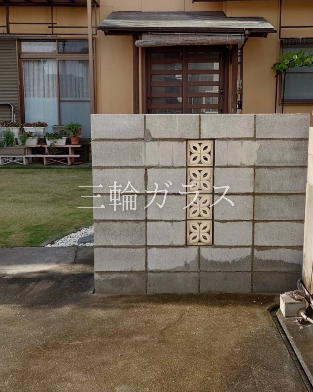 愛知県大府市の木造戸建て。中央にデザインブロックを配置した、積み上げたばかりのコンクリートブロック塀。