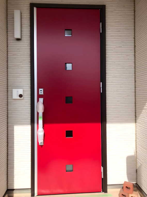 鮮やかなレッド色の玄関ドアにリフォーム