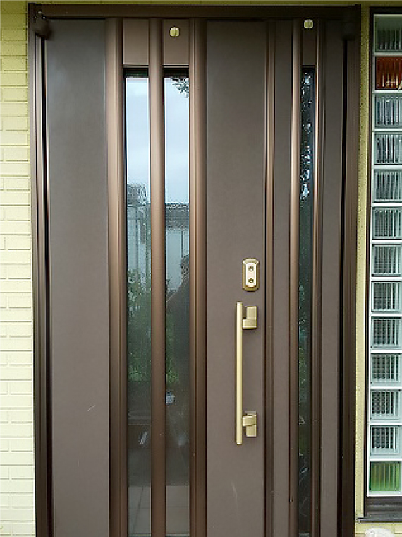 施工前の開閉が重いアルミ製の玄関ドア