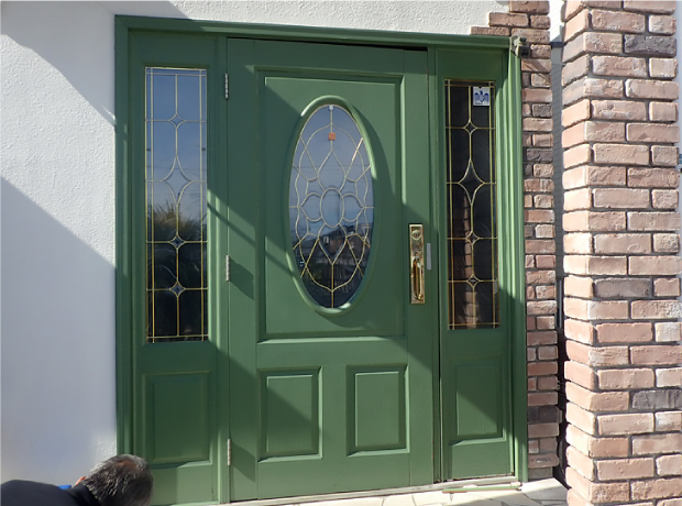 施工前の両袖がついた大きなグリーン色の玄関ドア