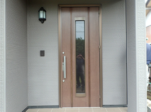 施工前のブラウン色のアルミ製玄関ドア