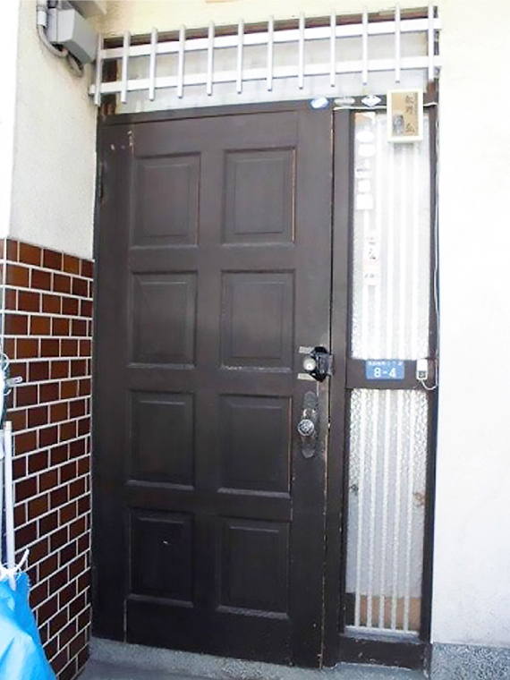 長年使用されたた木製のランマ付き片袖玄関ドア