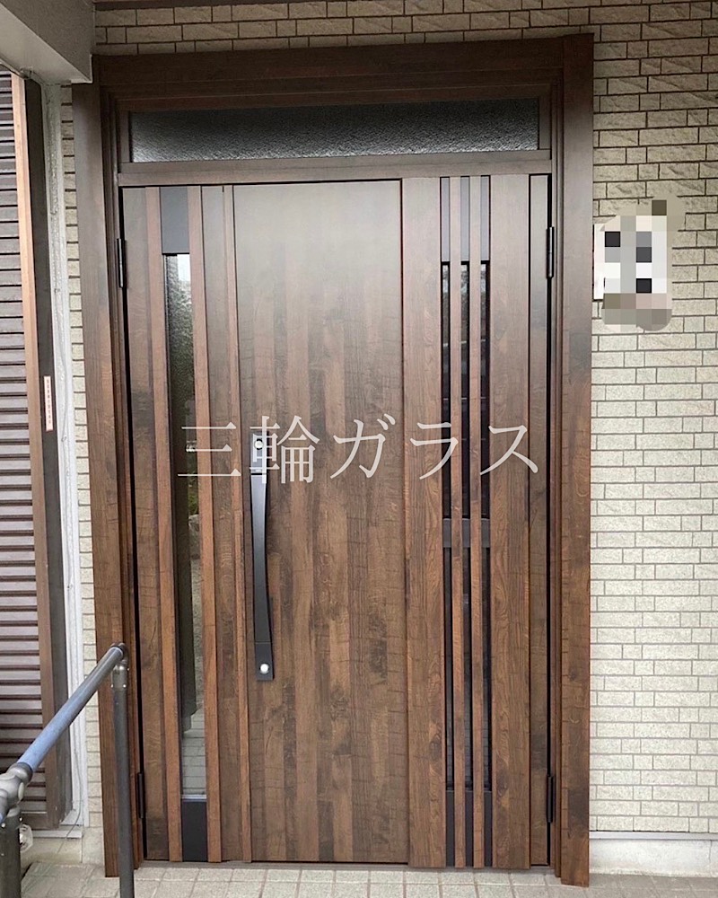 東海市築30年の木造戸建てのアルミ製の玄関ドアをリクシルリシェントで玄関リフォームしました。