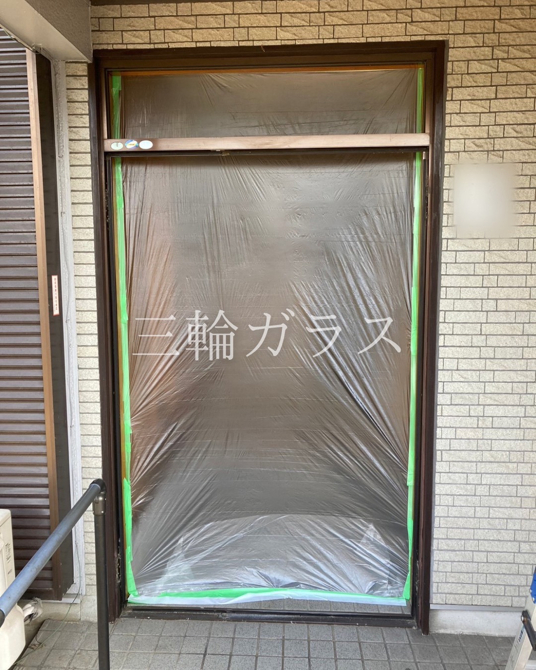東海市築30年の木造戸建てのアルミ製の玄関ドアをリクシルリシェントで玄関リフォームしました。