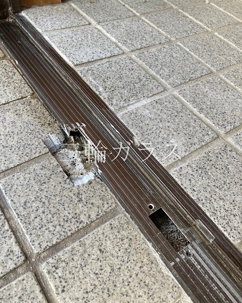 東海市築30年の木造戸建てのアルミ製の玄関ドアをリクシルリシェントで玄関リフォームしました。