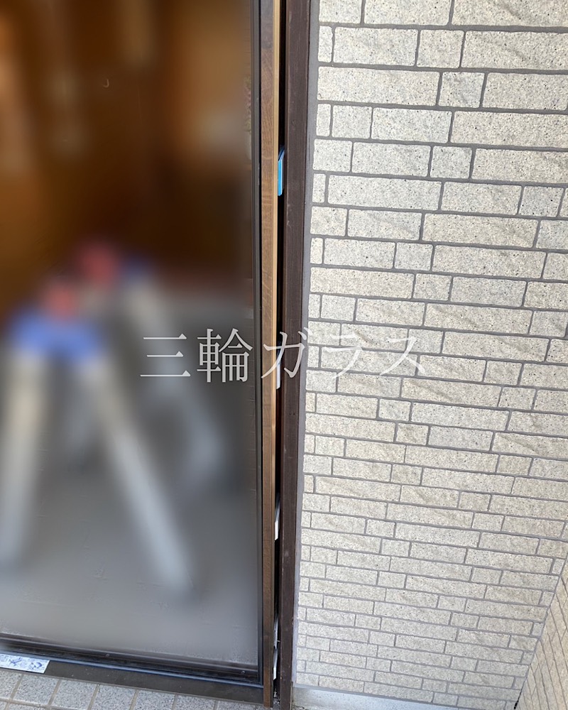 東海市築30年の木造戸建てのアルミ製の玄関ドアをリクシルリシェントで玄関リフォームしました。