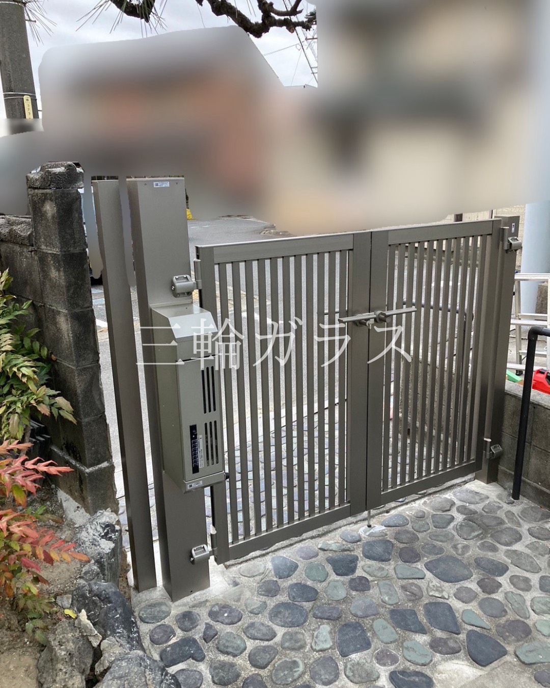 家側から見たLIXILウィルモダンスリム機能門柱。大容量のポスト裏蓋と、門扉ABの頑丈な裏側の構造。