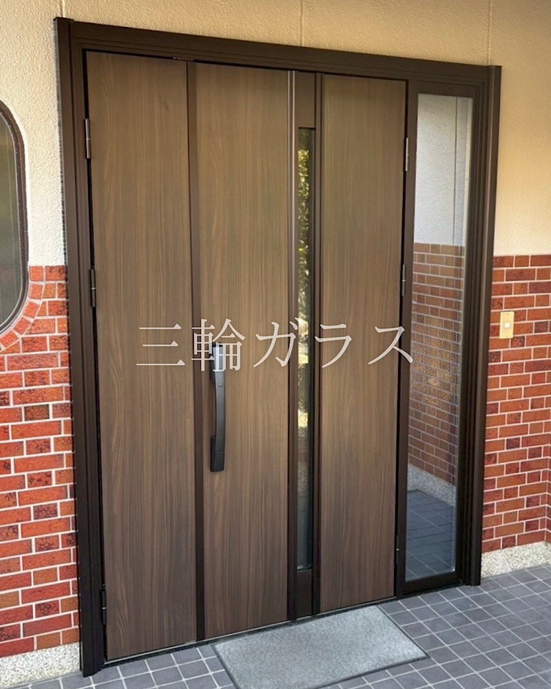 YKK AP ドアリモ D30 片袖親子ドア（ステインウォールナット色）へ交換後の玄関。スマートコントロールキー（ポケットキー）搭載。