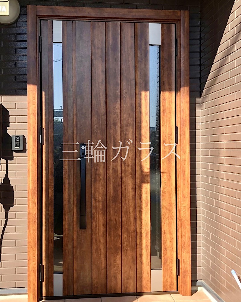 LIXILリシェントP77型、ハンドダウンチェリー色の木目調玄関ドアへ交換した後の様子。