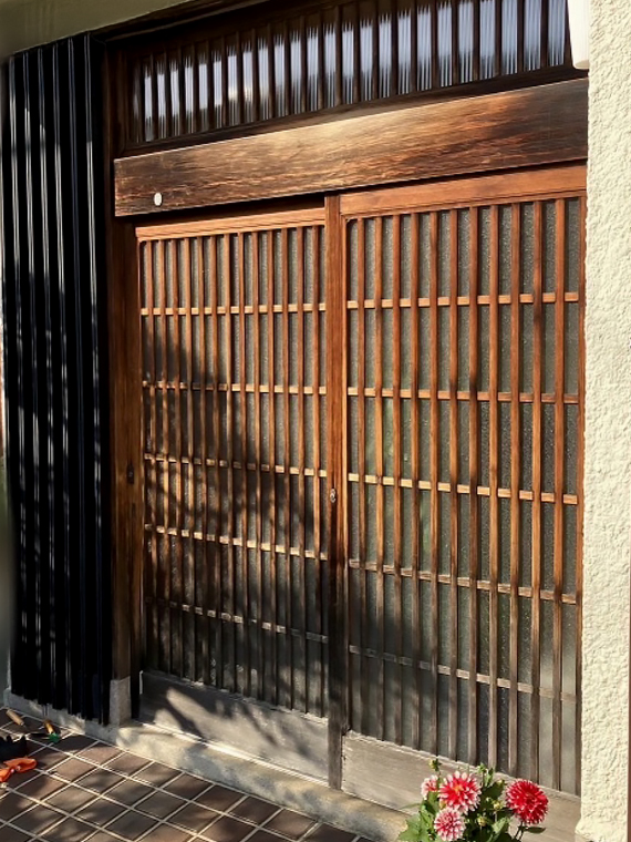 リフォーム前の古く色褪せた木製2枚建て引き戸
