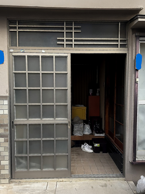 古くなったアルミ調の引き戸は大きな工事ガラスが付いていて冷たく寒い印象を受けます