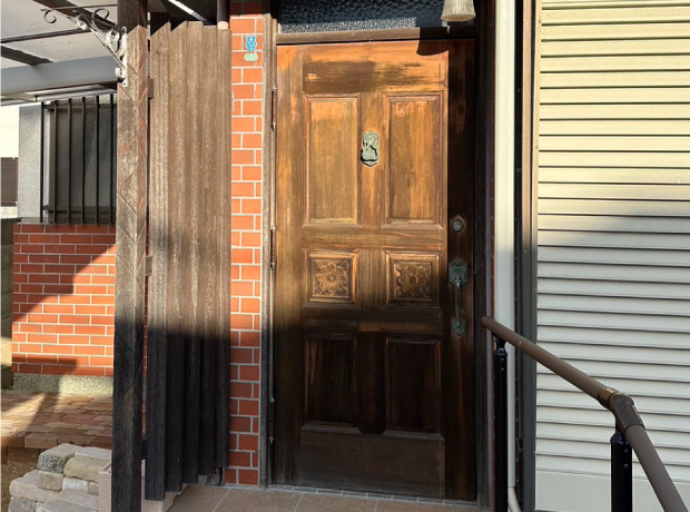 施工前の古くなり色褪せ塗装が剥がれてしまった木製ドア