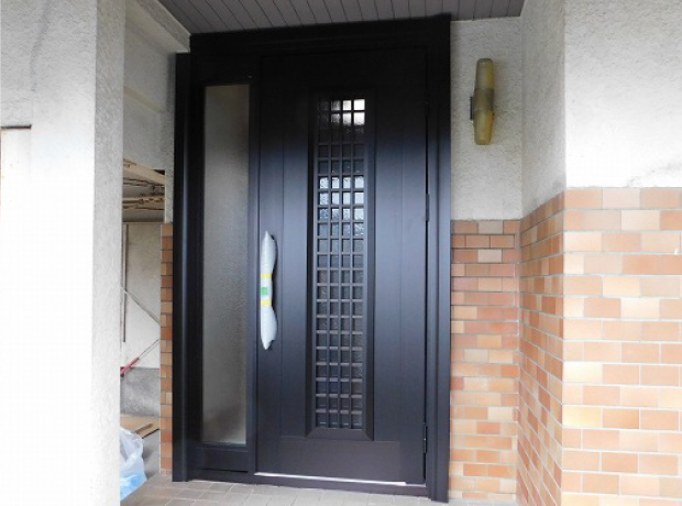 施工前のランマ部分が無くなり、カームブラック色が上品に輝く最新ドアに施工完了