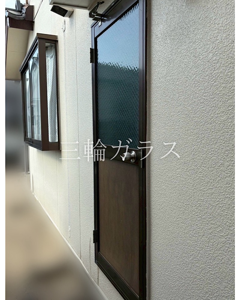 豊田市の勝手口リフォーム事例。YKK APドアリモ勝手口ドア（プラチナステン）のシリンダーレス・採風仕様。防犯と断熱を両立した施工後の外観。