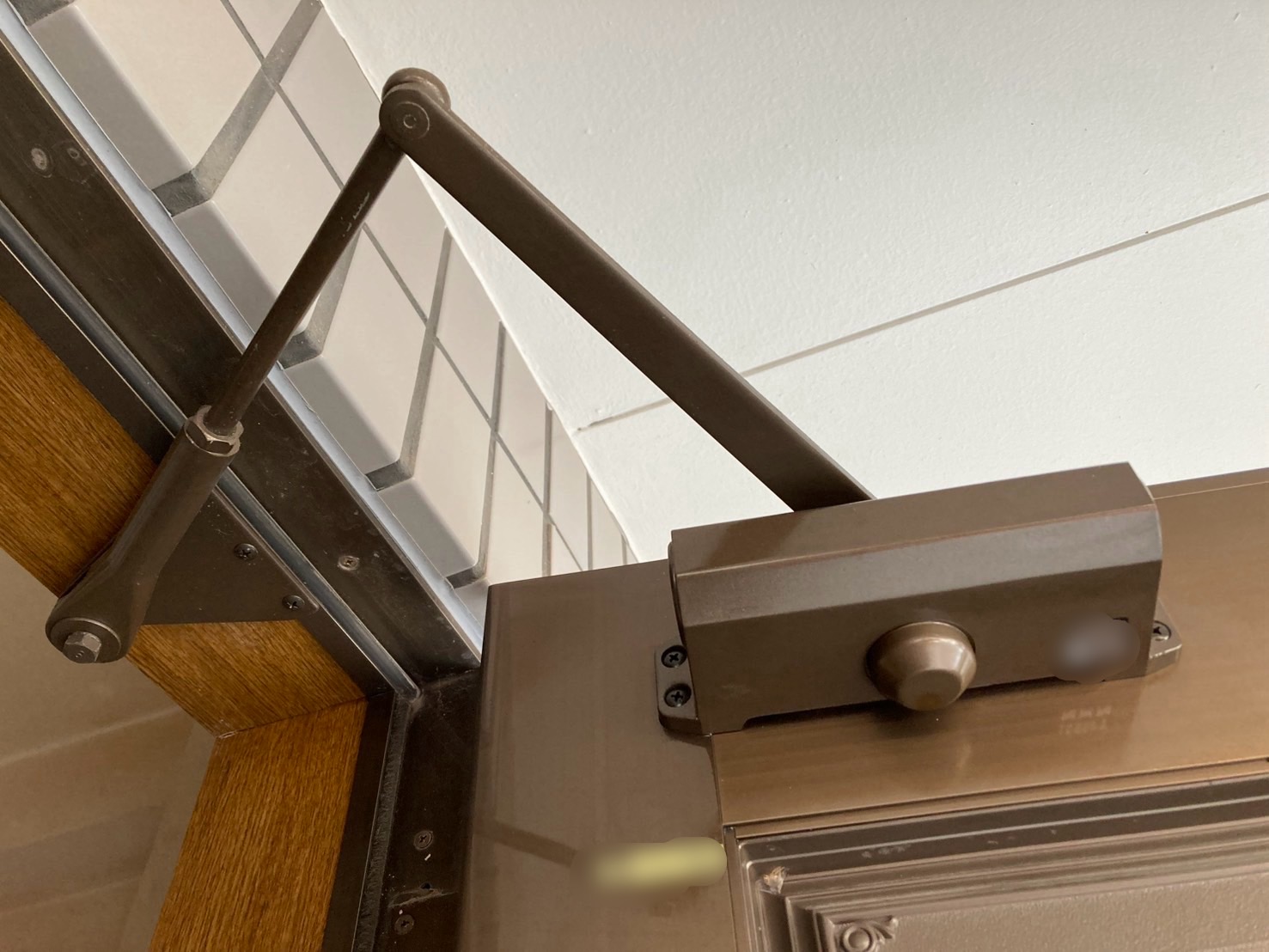 築20年以上のお住まいに多いお悩み）））玄関ドアがバタンと閉まる？それ、ドアクローザー交換で解決できます