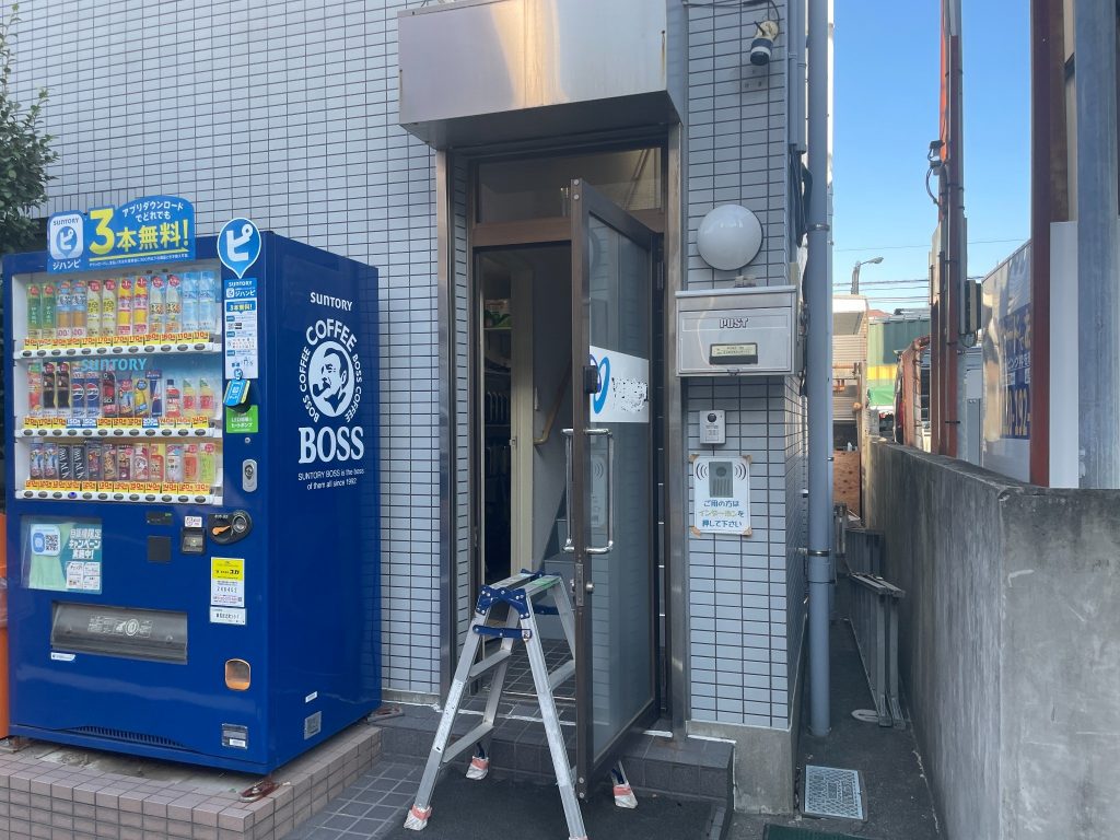 東京都練馬区で事務所の玄関ドア交換、開き戸の老朽化に合わせて細身の新しい玄関ドアへ改修