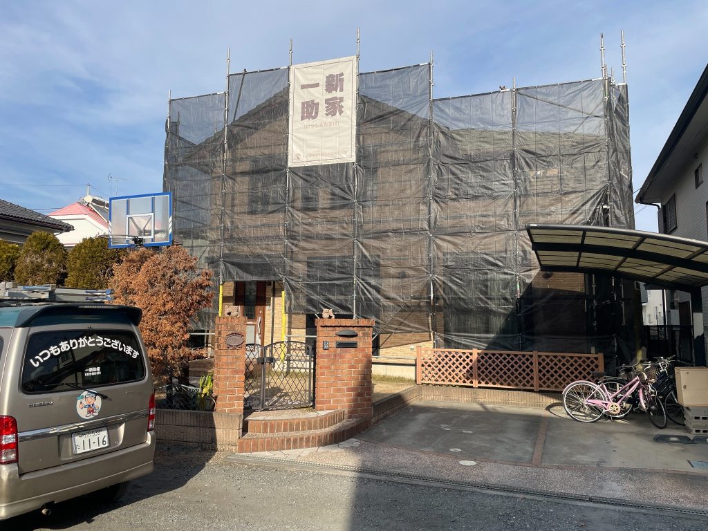 足場がかかった住宅外観