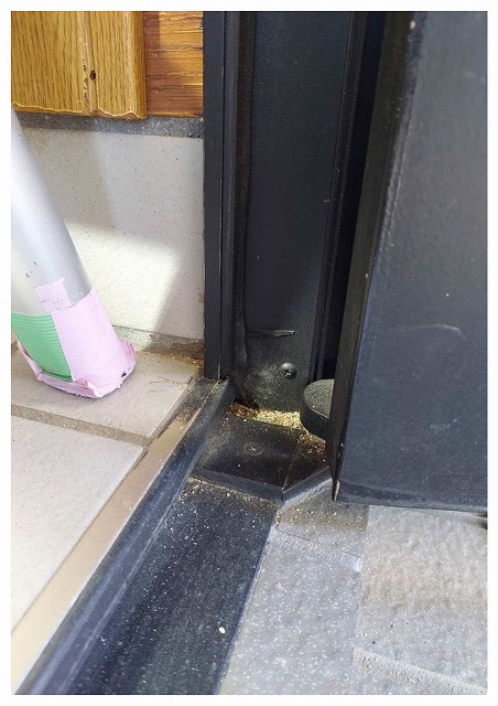 室内側下部の擦れ跡