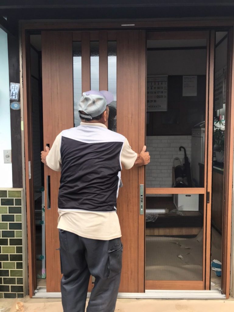 新しい障子の建込み