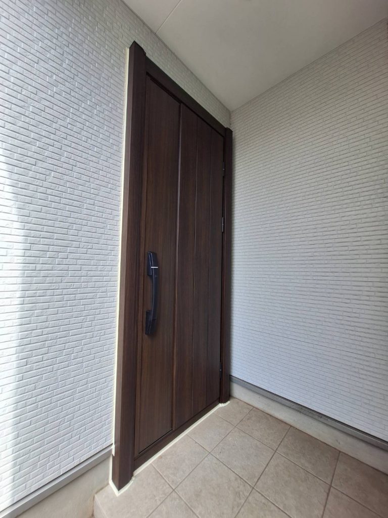 施工後の玄関ドア