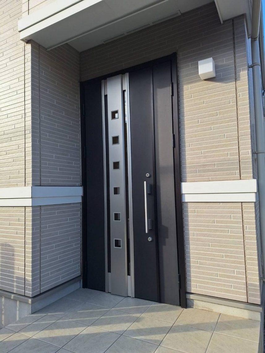 既存玄関ドア（BEFORE）