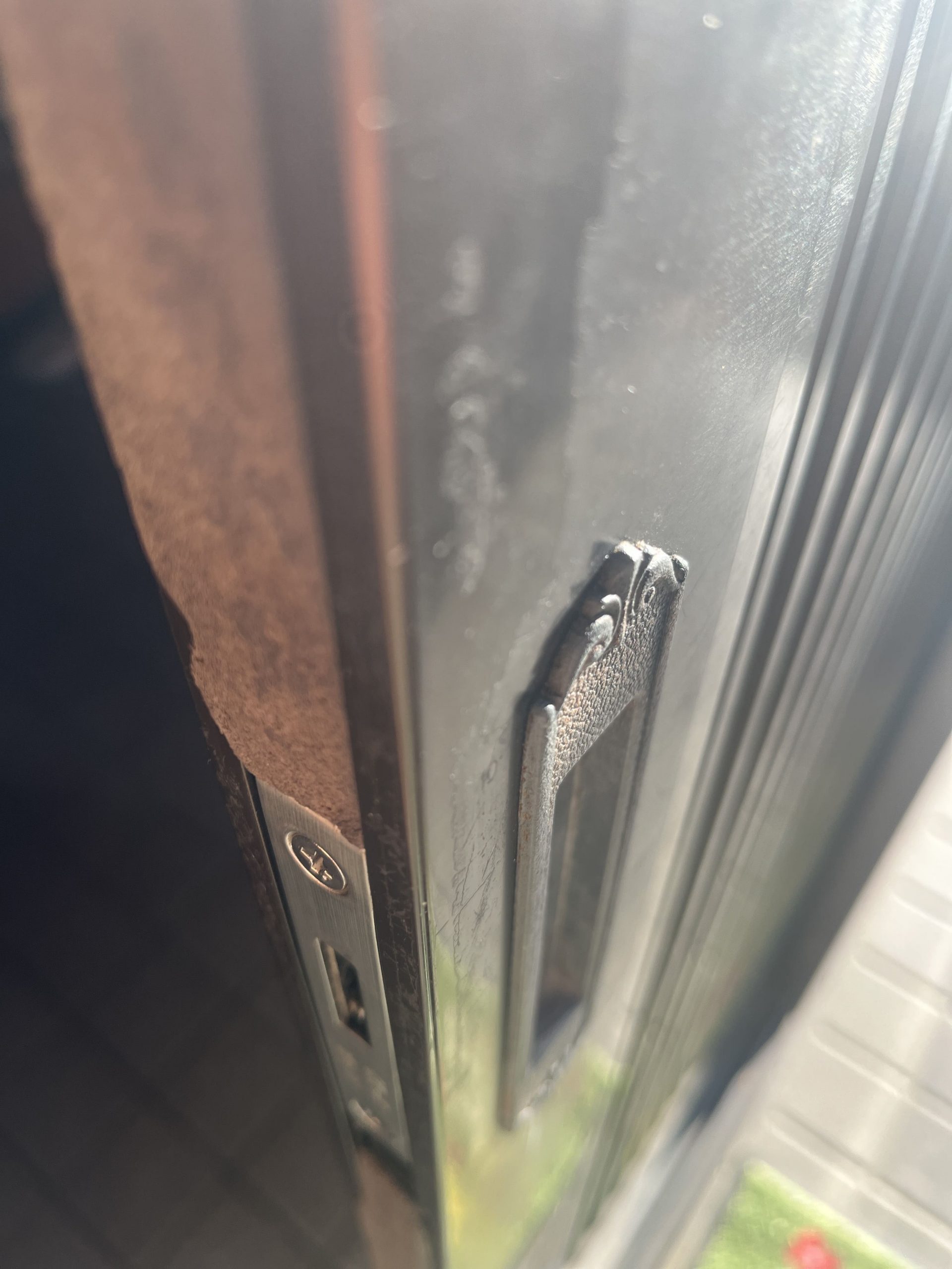 羽生市の皆さま、寒い季節に玄関を暖かく！断熱ドア「K2」「D4」で